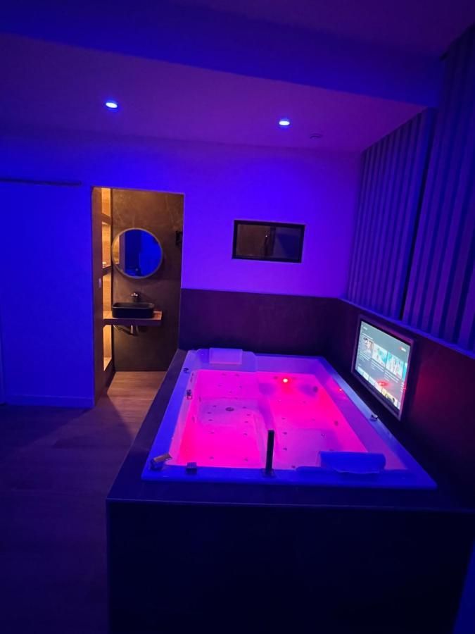 Chic & Jacuzzi Appartement Givors Buitenkant foto